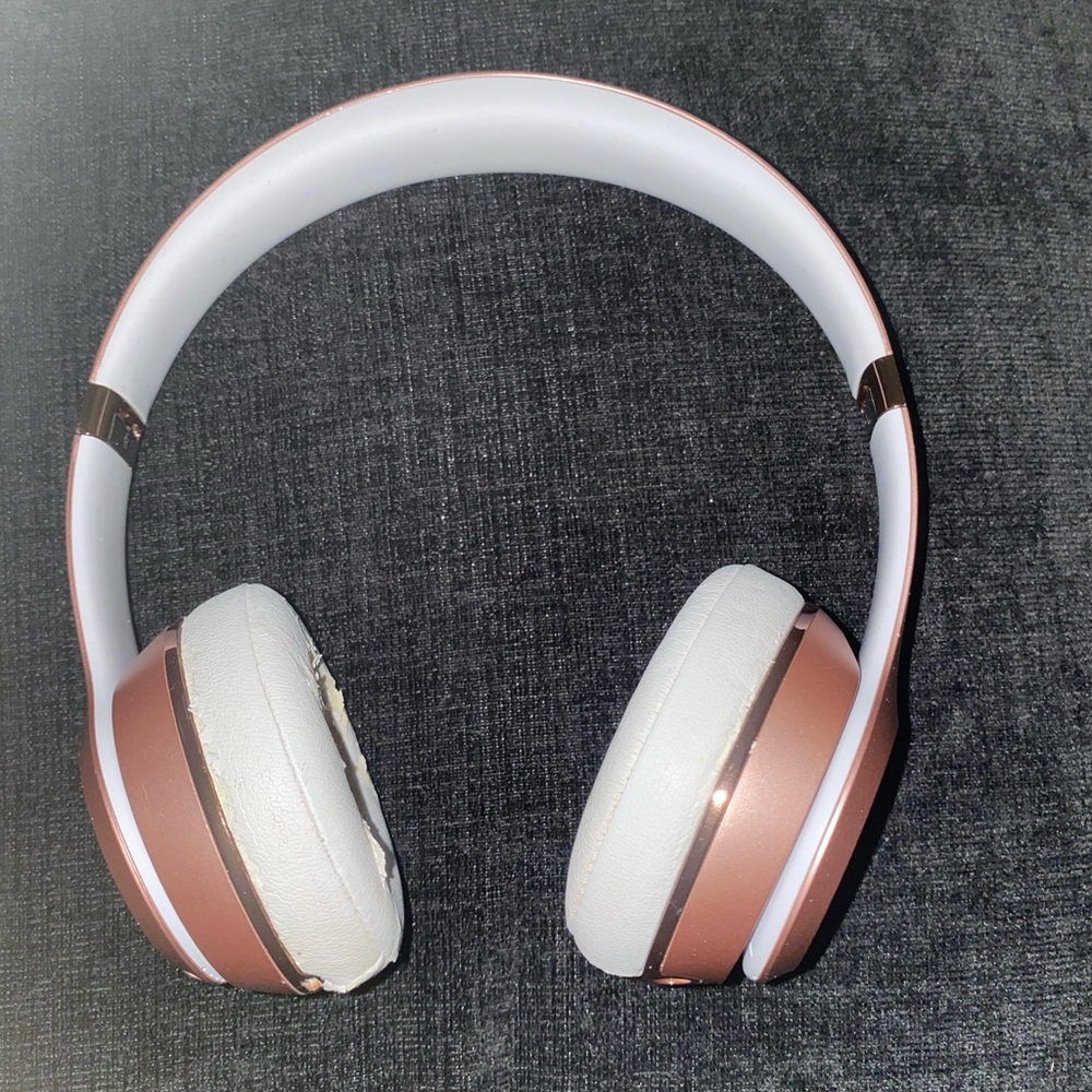 Rose gold Beats Solo 3 headphones #BeatsSolo #DrDreBeats #BeatsHeadphones